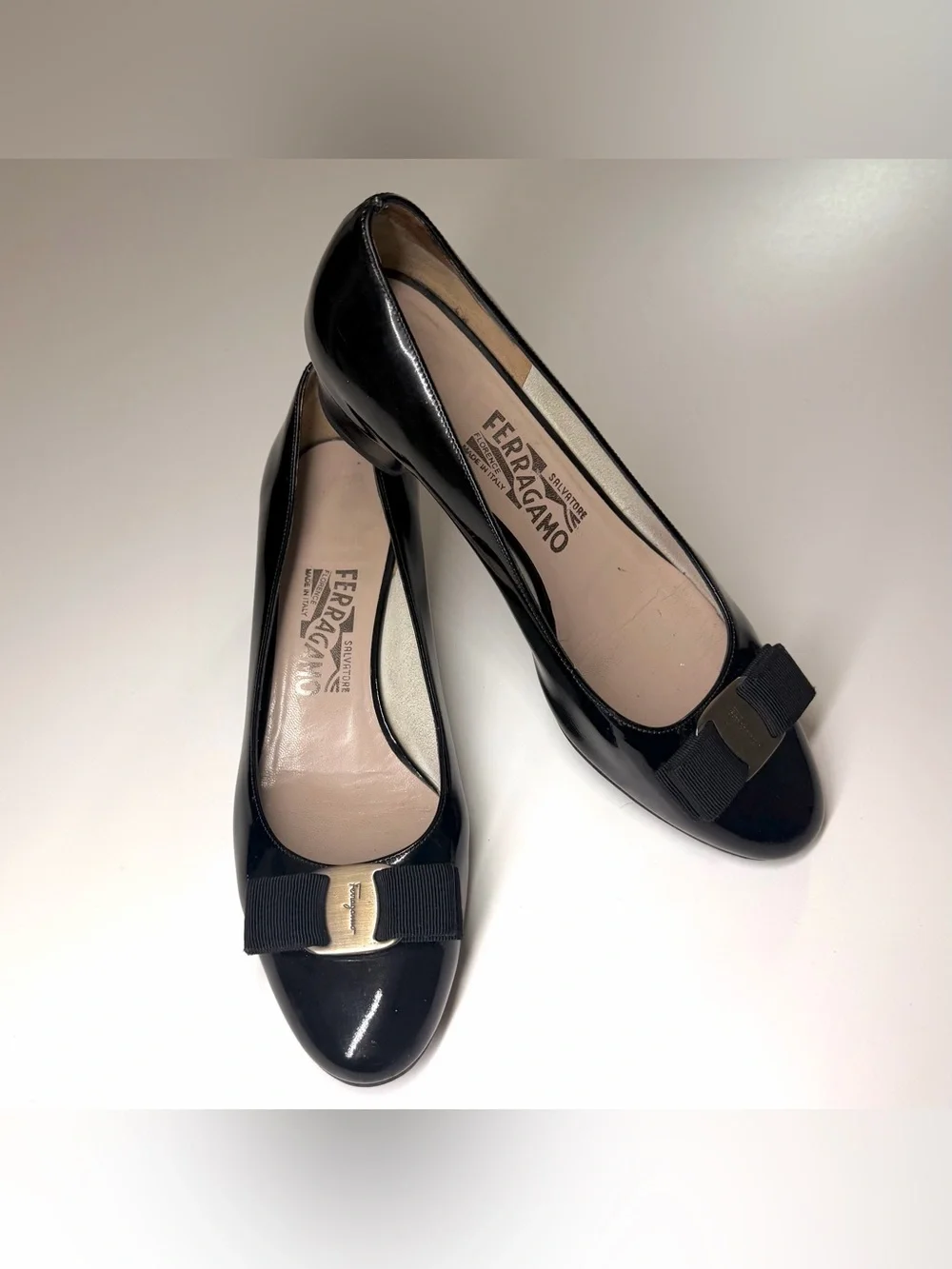 Salvatore Ferragamo Women’s Vera Bow Black Patent Leather Pump Low Heel Shoes 8B